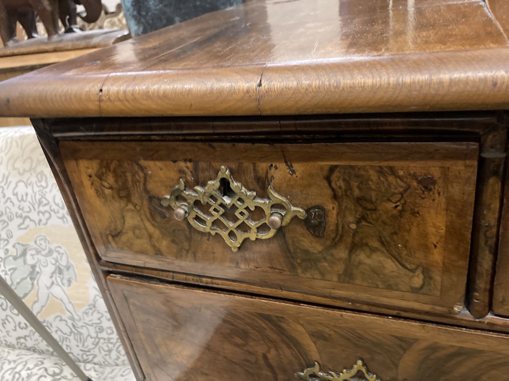 An early 18th century walnut six drawer chest, width 96cm, depth 53cm, height 95cm